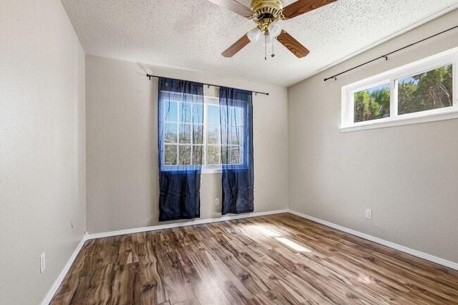 Building Photo - Three Bedroom Home with Bonus Room