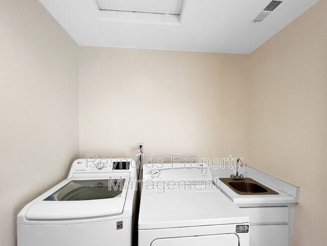 Building Photo - 1468 Normandy Dr