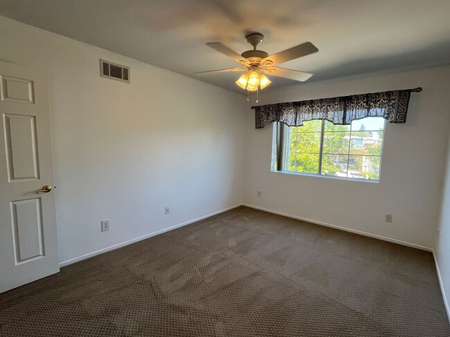 Building Photo - MOVE-IN READY 3BR w/loft, family room + du...