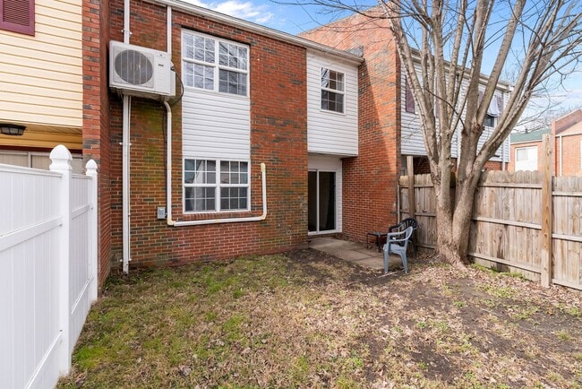 Building Photo - Now Available in Norfolk – Move-In Ready Townhouse!