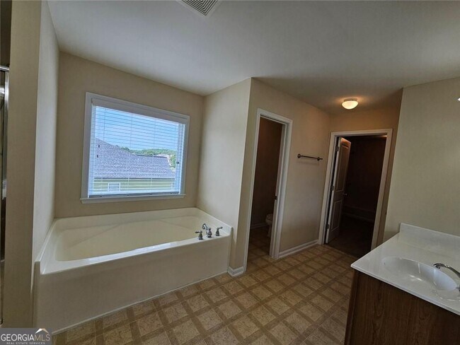 Building Photo - 3755 Long Lake Dr