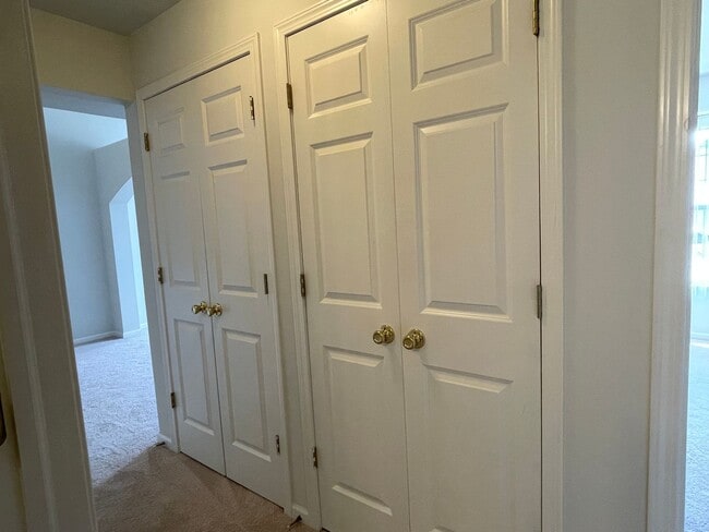 Building Photo - Shelby Twp 2-Bedroom,2-Bath, attached gara...