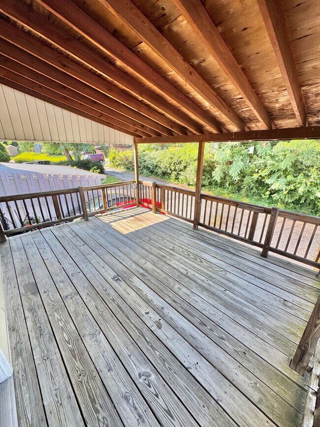 Building Photo - SUPER CLEAN THREE BEDROOM TOWNHOME