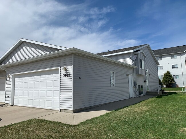 Building Photo - 3 Bedroom Twinhome in South Fargo!!