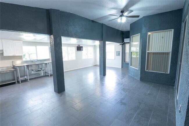 Building Photo - 16505 Lake Heather Dr