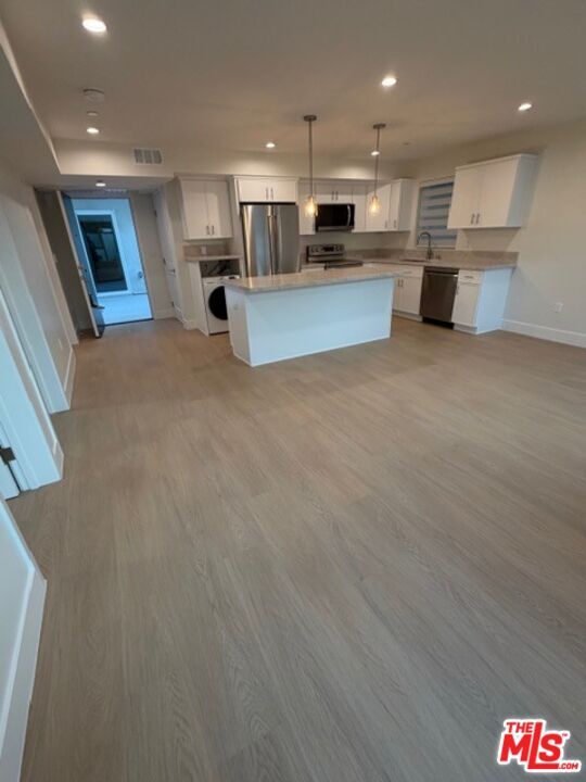 Building Photo - 5193-5193 Lindley Ave