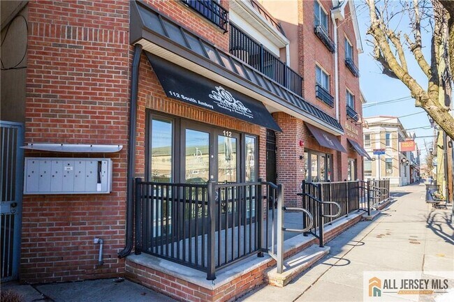 Building Photo - 112 N Broadway