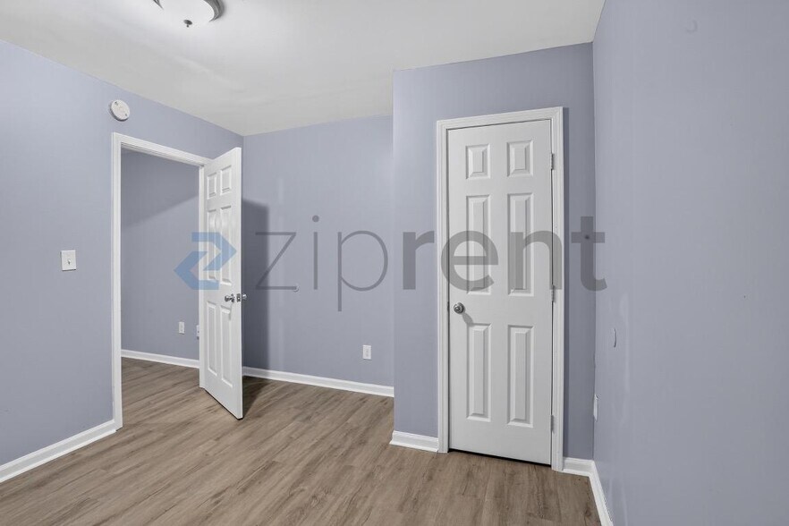 Building Photo - Unit B