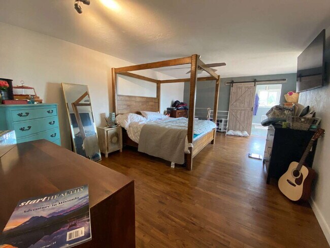 Building Photo - Spectacular Panoramic View at this 5-bed, ...