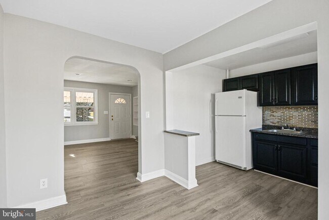 Building Photo - 165 Hampshire Rd