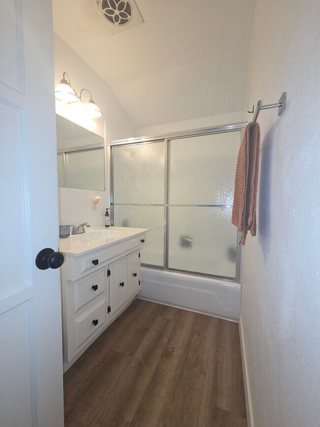 Building Photo - Mid-town Ventura 3 Bedroom 2 bath single level home