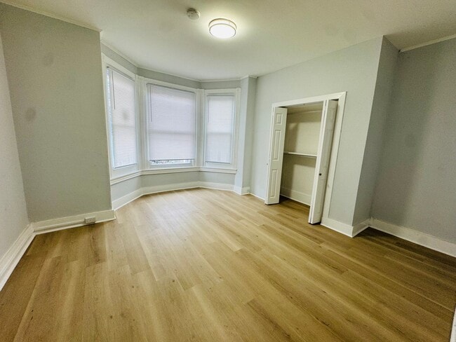 Building Photo - Remodeled 4bd/1.5 bath House with Rear yar...