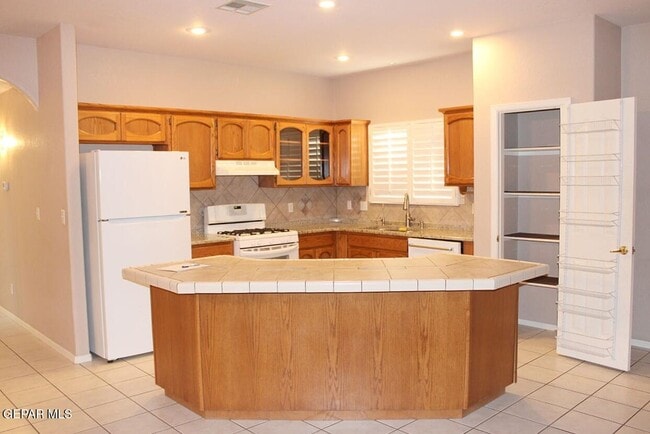 Building Photo - 221 Cloud Song E