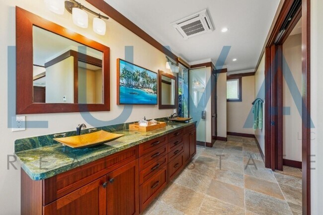 Building Photo - 4 bedroom 3.5 bathroom home with pool