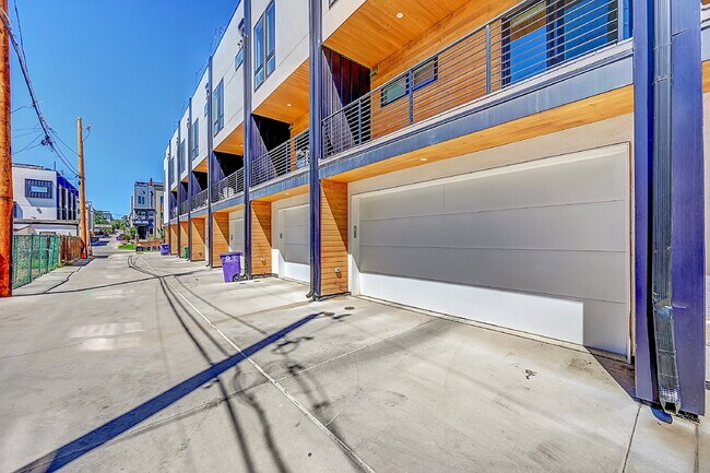 Building Photo - $3,400.00 - 2 Bedrooms, 3 Bathrooms, Townh...