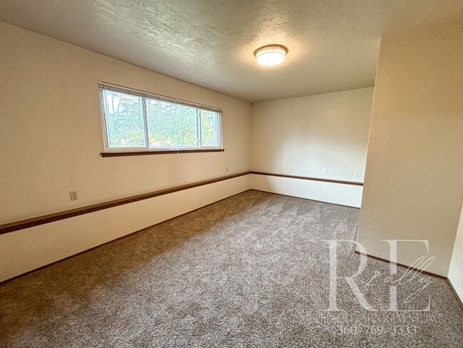 Building Photo - Charming 2-Story Duplex in Silverdale