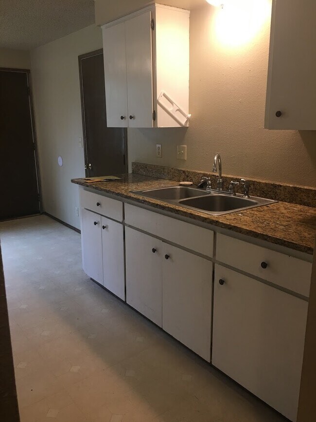 Building Photo - Charming Pet-Friendly Junction City Home with Yard & Garage