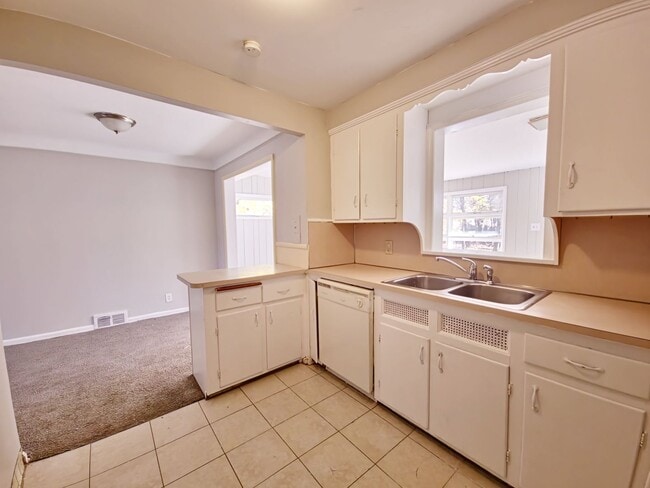 Building Photo - 5 Bedroom 2 Bathroom