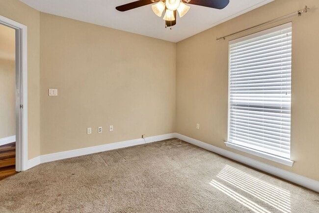 Building Photo - 4 Bedroom in Gulf Breeze!!