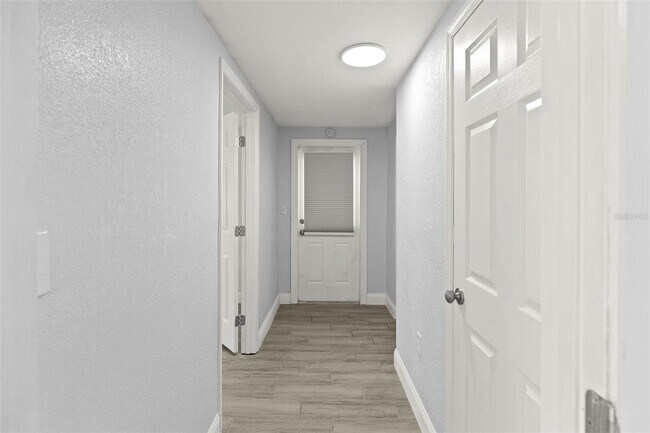 Building Photo - 13916 Sommers Ave