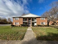 Building Photo - 421, 441, 461 & 481 N Broadway Street - Trotwood Villas Model Unit