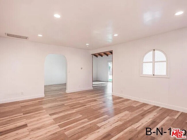 Building Photo - 923 N Stanley Ave