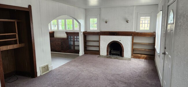 Building Photo - MOVE IN SPECIAL 1/2 OFF FIRST FULL MONTHS RENT.  ALL PROSPECTIVE TENANTS MUST SUBMIT A $58 NON-RE...