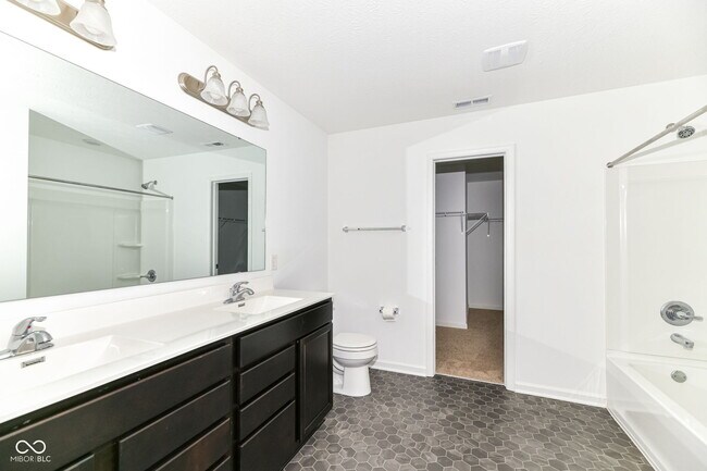 Building Photo - 5375 Maywood Dr