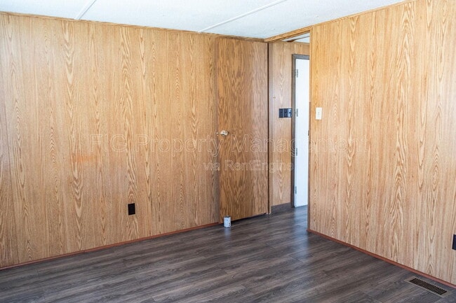 Building Photo - 805 Hillvale Rd