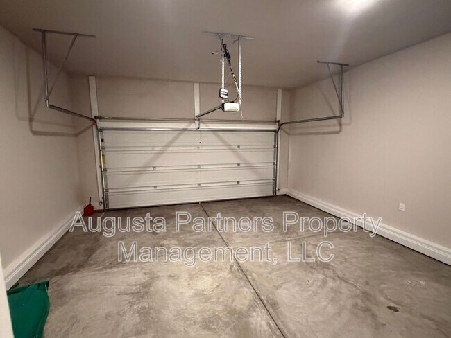 Building Photo - 3500 Hilltop Trl
