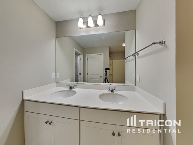 Building Photo - 10231 Old Dixie Hwy