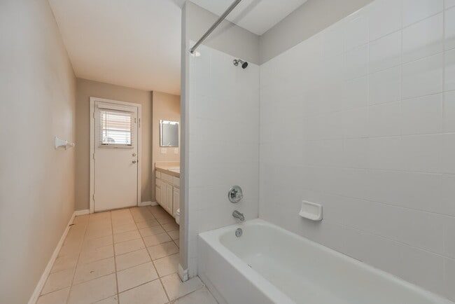 Building Photo - 8519 Parrots Landing Dr