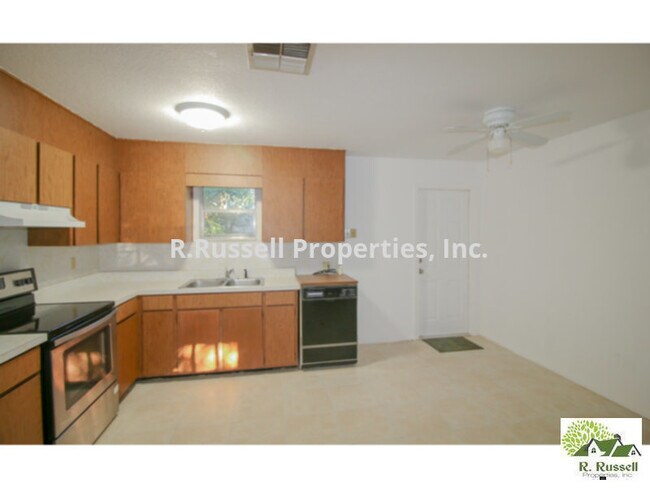 Building Photo - Cute home located right in the center of A...