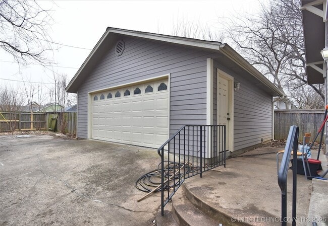 Building Photo - 319 S Gillette Ave