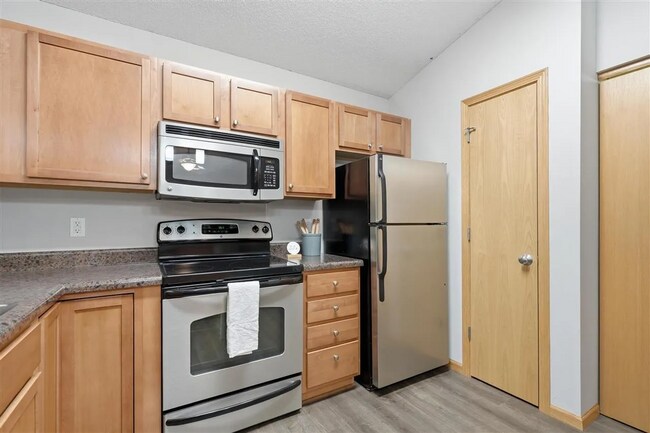 Building Photo - New Listing - 2 Bedroom, 2 Bath Condo in North Liberty