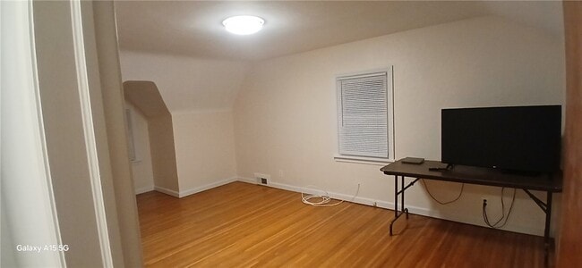 Building Photo - 183 Thorncliffe Dr