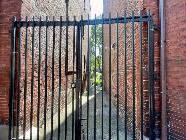 Building Photo - 623 Tremont St