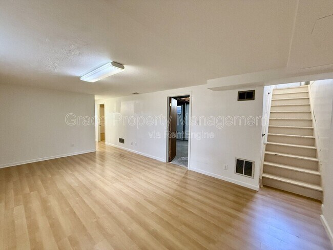 Building Photo - 1125 W 8th Ave Dr