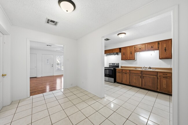 Building Photo - 4020 Maple Ave