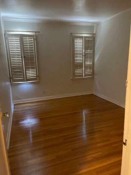 Master bedroom - 6331 Lindenhurst Ave