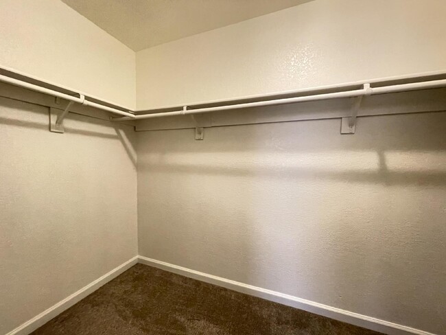 Building Photo - $1,200 Rent BHCRENT.COM 2 bed 2 bath with ...