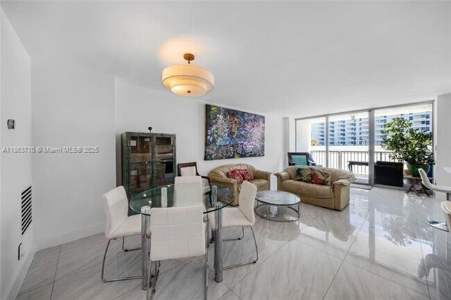 Building Photo - 2655 Collins Ave