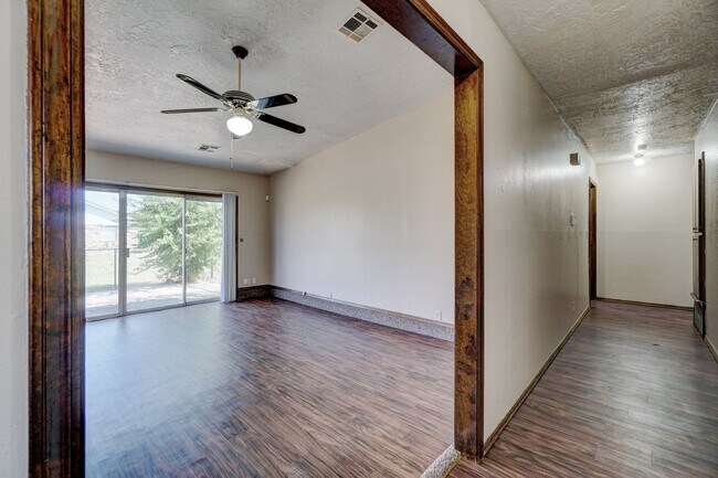 Building Photo - 2 bedroom 2 Bath 2 Car Garage Duplex Avail...