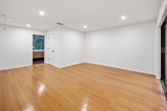 Building Photo - 19 Vía Lago