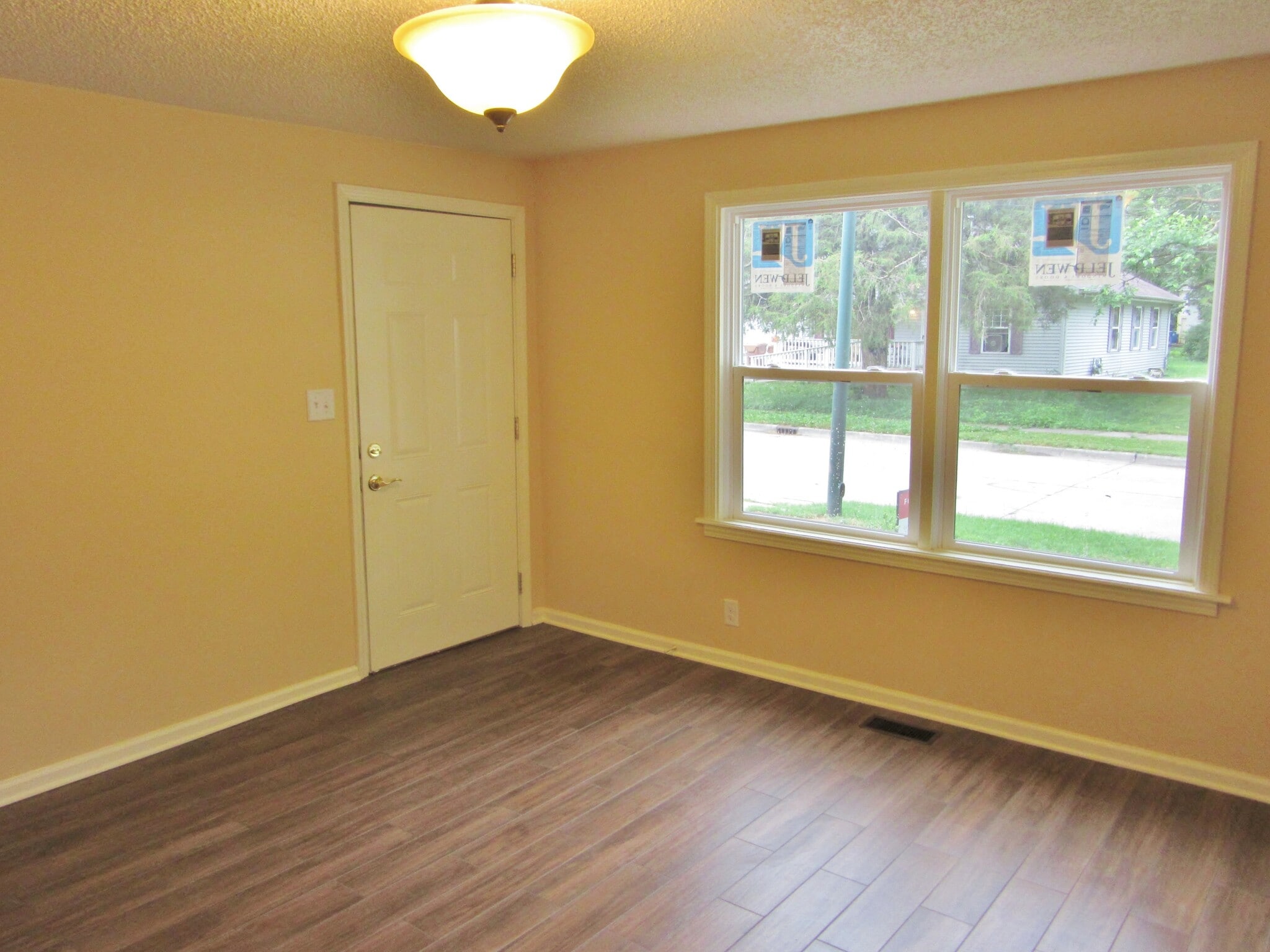 Building Photo - 406 W Maple St