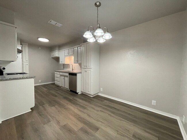 Building Photo - AVAILABLE NOW - 2 BEDROOM 2 BATH TOWNHOME ...