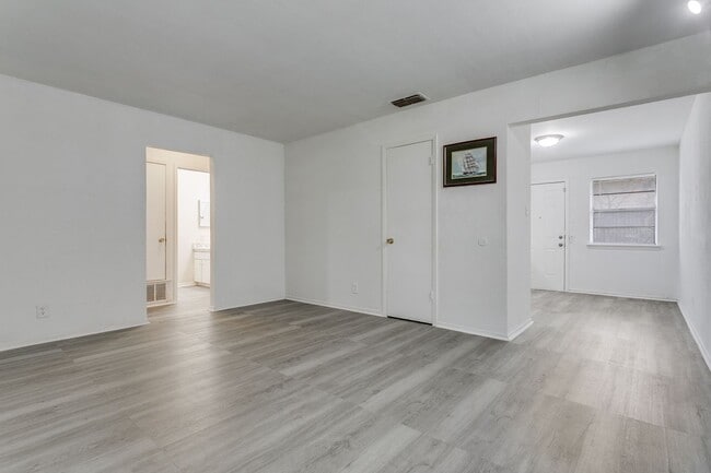 Building Photo - 528-S