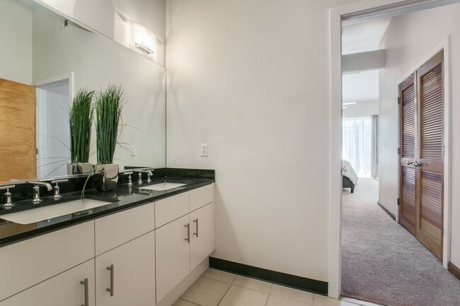 Building Photo - 401 Central Ave NE