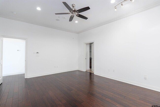 Building Photo - 2801 Wexford Dr