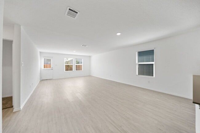 Building Photo - 3 Bedroom/2 Bath Crescent Hills Subdivision